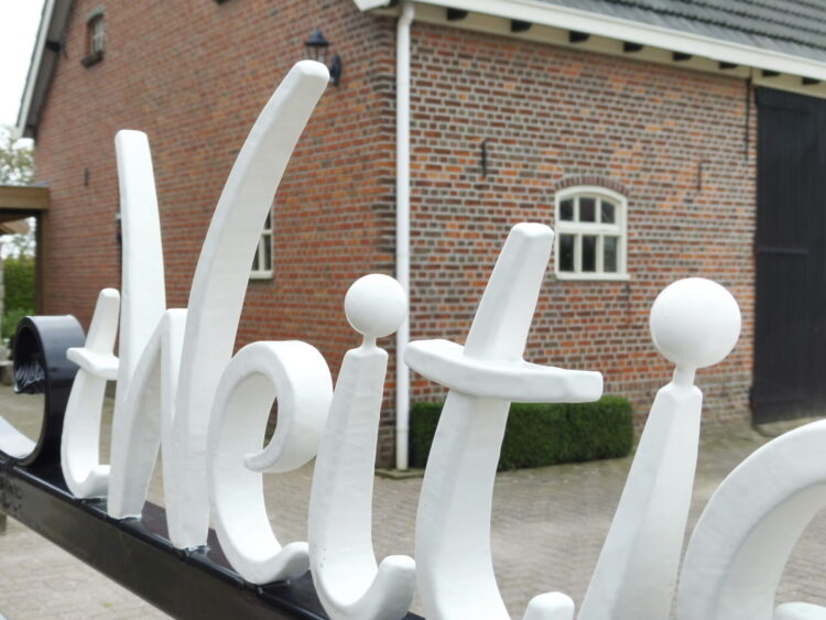 1a. detail gesmede letters op poort