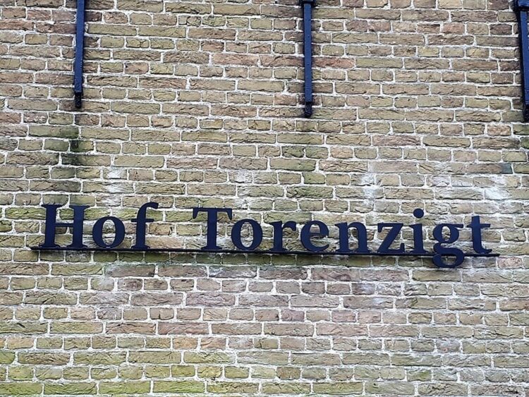 gesneden letters op regel, Hof Torenzigt