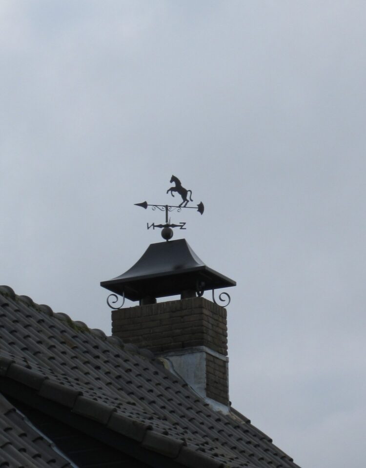 030 kap met krulpoten, windwijzer steigerend paard, windroos en koperen bol